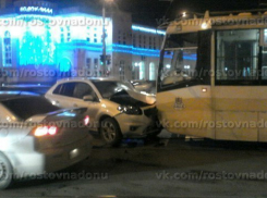 Renault  и трамвай столкнулись в центре Ростова