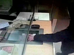 Испугавшийся грабитель, сверкая пятками, сбежал из ростовского отделения банка