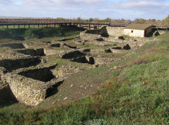 С музея «Танаис» под Ростовом требуют 6 млн рублей за автостоянку на месте некрополя