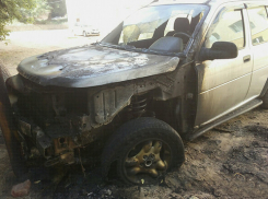 В Ростовской области пироманы подожгли Land Rover