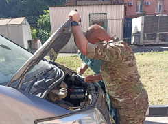 Таможенники из Таганрога передали в зону СВО конфискованный автомобиль