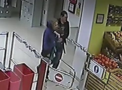 Опубликовано видео жестоких издевательств насильника над девушкой в закрытом супермаркете Ростова