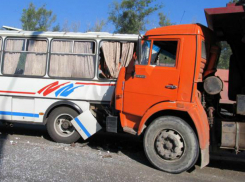 Остановившийся у «зебры» автобус с 24 детьми на скорости протаранил КамАЗ под Ростовом