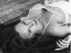 Корону королевы красоты меняет на депутатский мандат титулованная красотка с шикарной грудью 