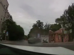 Сносящая все на своем пути иномарка в Ростове попала на видео