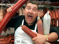 Вкусной колбасы и денег потребовал в Ростовской области буйный оголодавший мужчина в магазине 