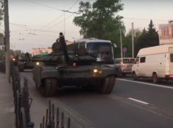 Перекрывшие центр Ростова танки и ракетные установки попали на видео