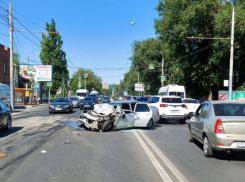 Двое ростовчан пострадали во время ДТП с легковушкой и автобусом