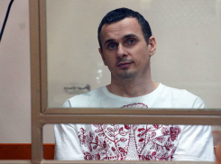 Осужденного в Ростове режиссера Олега Сенцова помиловали и отправили на Украину