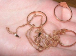 На 70 тысяч рублей мошенница обокрала сожителя в Ростовской области