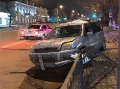 В Ростове «бешеный» КамАЗ с отказавшими тормозами превратил иномарку в груду металла