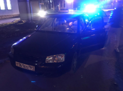 Водителя, который едва не сбил пешеходов в Ростове, проехав на красный, нашли и задержали