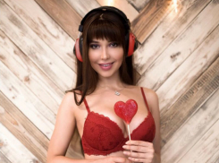 Звезда Playboy Мария Лиман трогательно поздравила подписчиков с Днем влюбленных