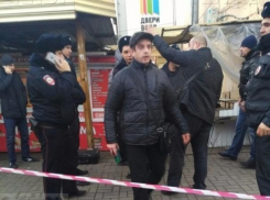 25-летнего убийцу мужчины, разбившего витрину в Ростове, задержали полицейские