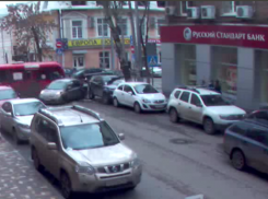 Камеры зафиксировали ДТП, во время которого «Ниссан» «вмял» пешехода в припаркованную авто