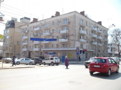 В центре Ростова решили убрать «зебру», на которой водители не пропускают пешеходов 