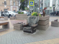 Мягкий трон из «Игры престолов» по-ростовски воздвигли в центре города