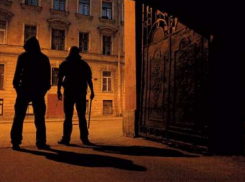Банда молодчиков раздевает подростков на центральных улицах Ростова