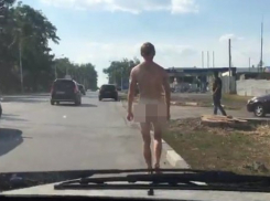 Голый мужчина разгуливал по центру Шахт днем 