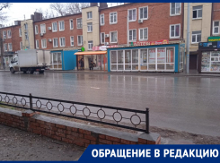 В Ростове автобусная остановка оказалась зажатой между двумя ларьками 