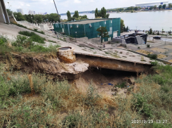 Опасный провал образовался недалеко от Ворошиловского моста в Ростове