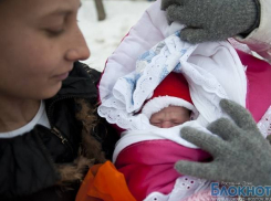 Из-за закрытого родильного отделения жительница Азовского района родила дочку в поле  