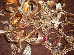 Гостья украла у жителя Ростова золотые украшения на 220 тысяч рублей