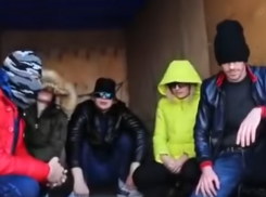 «Четкие пацаны» из Шахт высмеяли городские дороги в клипе на мотив хита группы «Грибы»