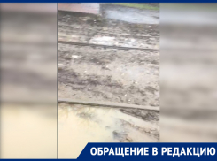 «Вынуждены ходить по грязи»: ростовчане пожаловались на отсутствие тротуара рядом с автобусной остановкой