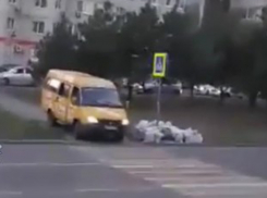 Охамевший водитель маршрутки показательно проехался по зебре и тротуару в Ростове на видео