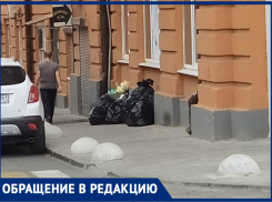 «Урну убрали, но проблему это не решит»: ростовчанка возмущена мусором в Соборном переулке