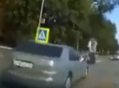 Жесткий наезд иномарки на переходившего дорогу по «зебре» школьника в Ростовской области попал на видео