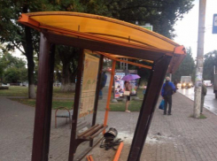 Ростовская «Приора» разгромила остановку на улице Таганрогской