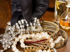 Два года сдавала украшения в ломбард домработница из частного дома в Ростове