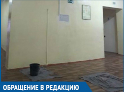 «Мы тонем»: учащиеся шахтинского лицея пожаловались на протекающую крышу 