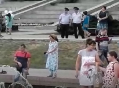 Олимпийское спокойствие стражей порядка при виде беснующейся молодежи сняли на видео в Ростове
