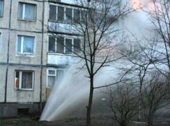 Фонтан с горячей водой бьет на  Комарова в Ростове 