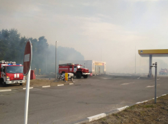 МЧС: угрозы распространения огня на заправку в Константиновске нет