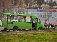 В Ростове столкнулись пассажирский автобус и «Мерседес»: ранен ребенок