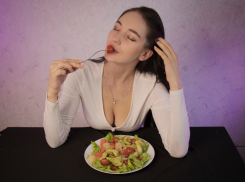 «Не поправишься и не согрешишь»: готовим пикантный салат, полезный для души и фигуры