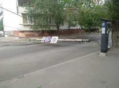 В Ростове ветром повалило опору ЛЭП