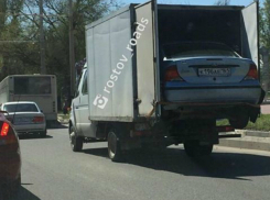 Экстремальная перевозка иномарки «Газелью» испугала автолюбителей Ростова