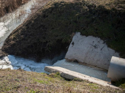 Жуткую реку экскрементов у могил Северного кладбища Ростова запустила краснодарская компания