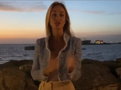 На фоне морского заката Виктория Лопырева раздает советы сидящим на карантине