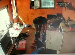 В Ростове вооруженный мужчина ограбил пункт приема металлолома