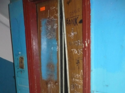 Жителям ростовской многоэтажки запретили пользоваться дряхлым лифтом