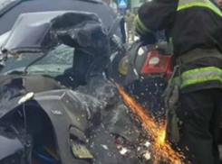 Жуткое ДТП с вырезанием из покореженных автомобилей пассажиров в Ростовской области попало на видео