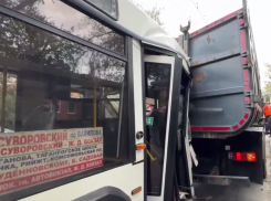 Шесть пассажиров автобуса пострадали в Ростове при столкновении с мусоровозом