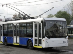 Токоприемник с троллейбуса упал на машину полицейского в Ростове