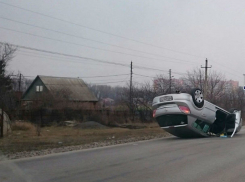 Экстремальный маневр иномарки с переворотом на крышу  продемонстрировал житель Ростова